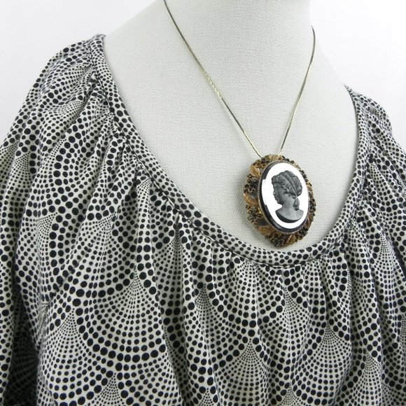 60s Onyx Cameo Brooch or Pendant with Golden Metal | Left-Facing Cameo - Picture 8 of 9